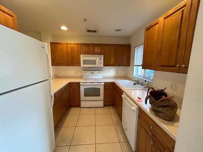 Building Photo - Coming Mid March beautiful townhouse with ...