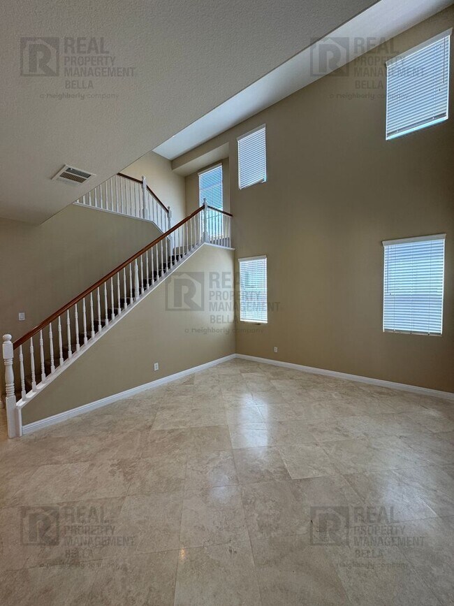 Foto del edificio - Ideal Layout! 4 Bedroom Home with Main Floor Bed/Bath & Open Loft
