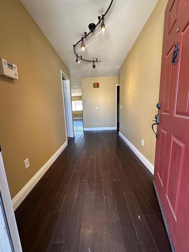 Building Photo - Welcome to this 4 bed 2 bath home!