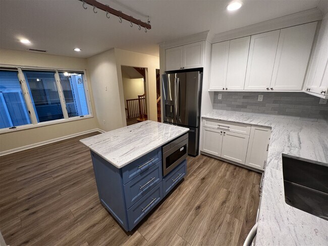 Building Photo - 10 Foxwood Square, Old Tappan, NJ 07675 - ...