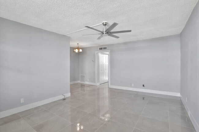 Foto del edificio - 2400 NE 10th St