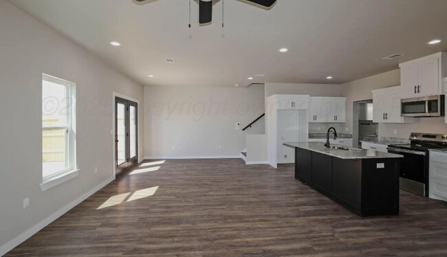 Building Photo - 925 E Loop 335 S