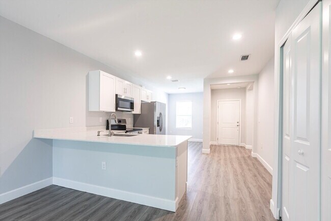 Building Photo - BRAND NEW Construction, 3 bed / 2 bath Ren...