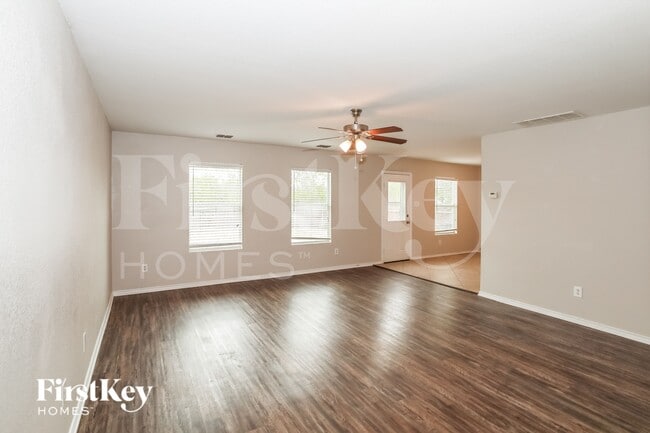 Foto del edificio - 4545 Waterford Dr