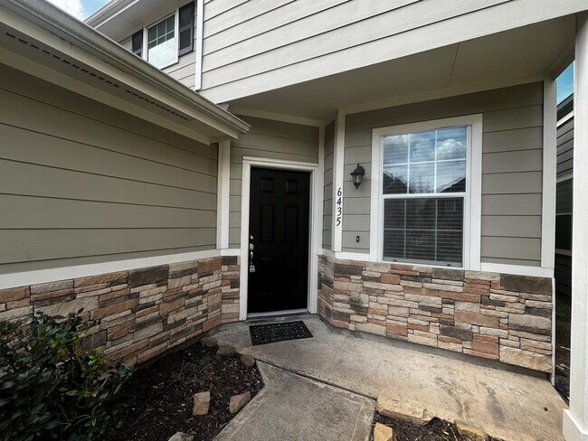 Building Photo - 6435 Wilshire Lakes