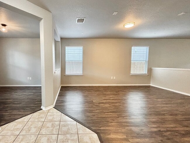 Building Photo - Spacious 3 beds, 2.5 baths in Bristol Forest!