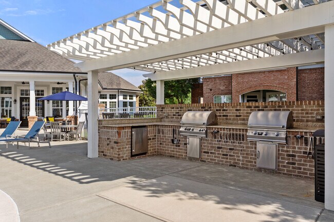 Parrilla junto a la piscina - Villages at Pecan Grove