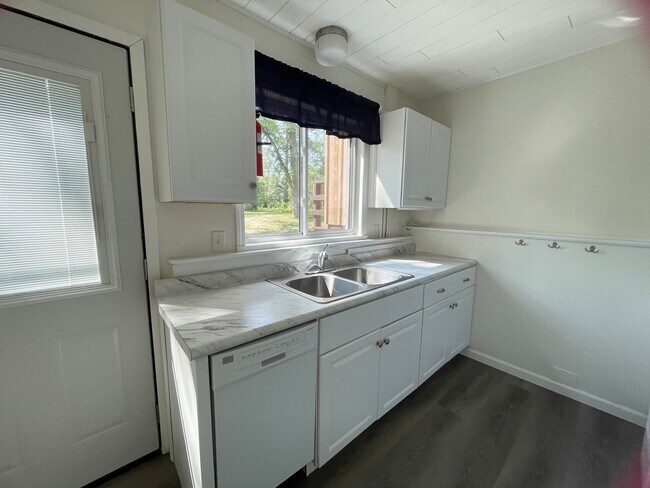 ¡Cocina eléctrica, refrigerador y lavavajillas! - 5223 Birchmont Dr NE