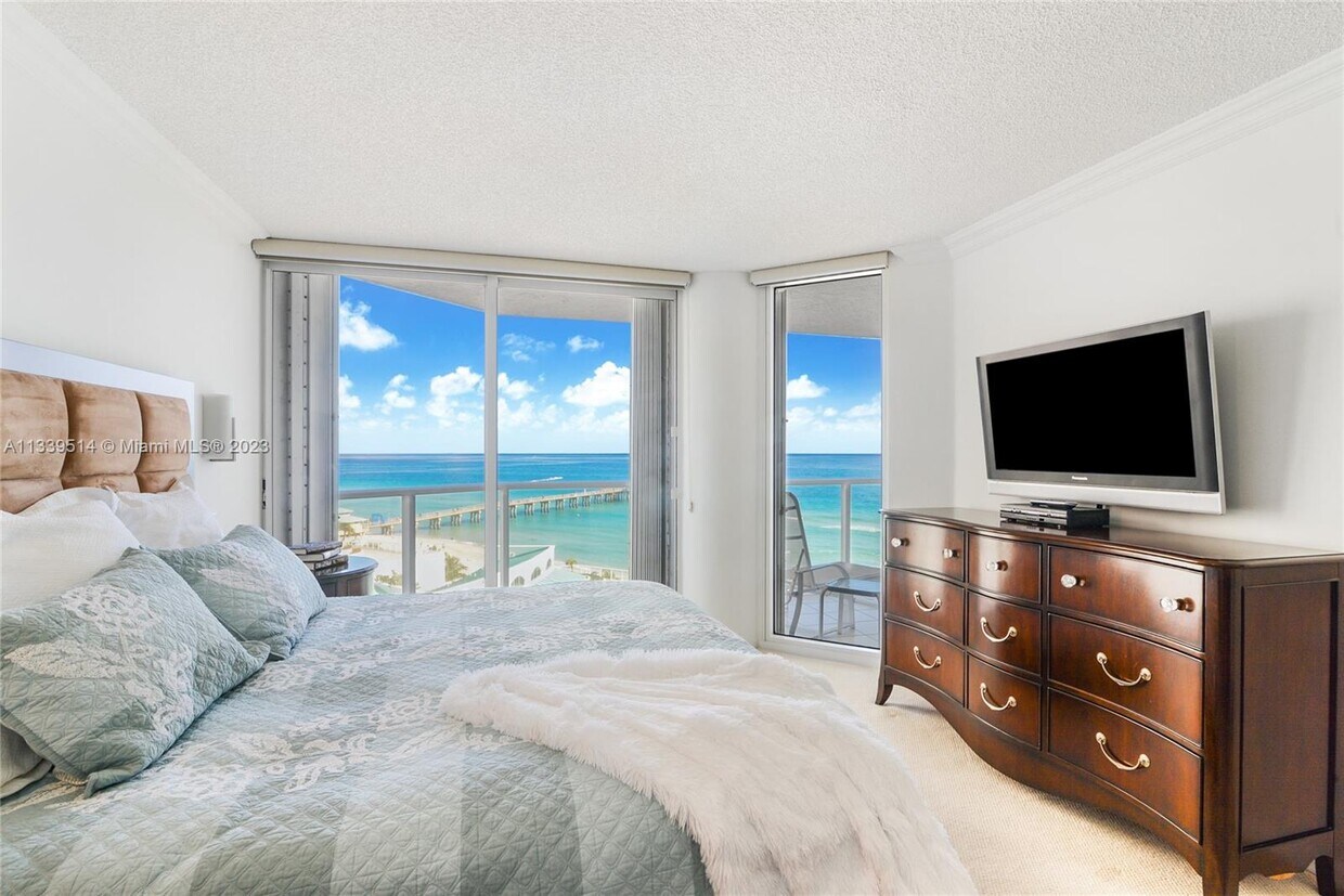 Foto principal - 16445 Collins Ave