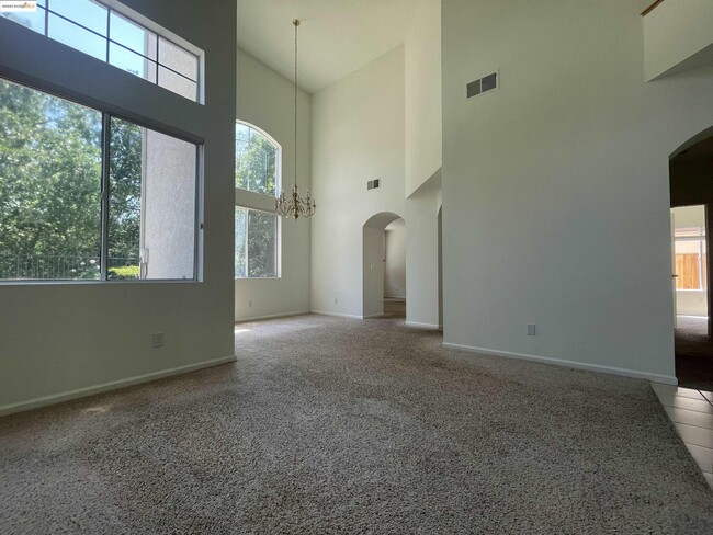 Building Photo - 538 Apple Hill Dr