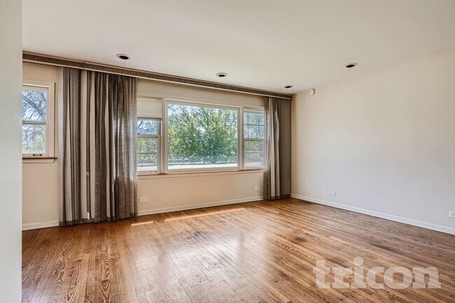 Foto del edificio - 8512 Frontage Rd