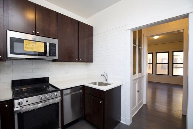 Foto del edificio - 2420 N Sawyer Ave