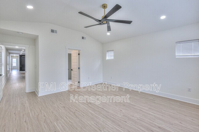 Foto del edificio - 402B E Trinity Ln