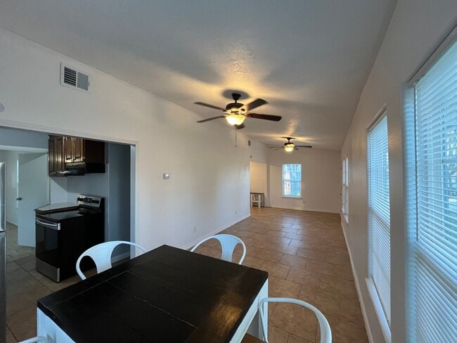 Foto del edificio - TULOSO MIDWAY WITH WATER AND ELECTRIC INCLUDED!!