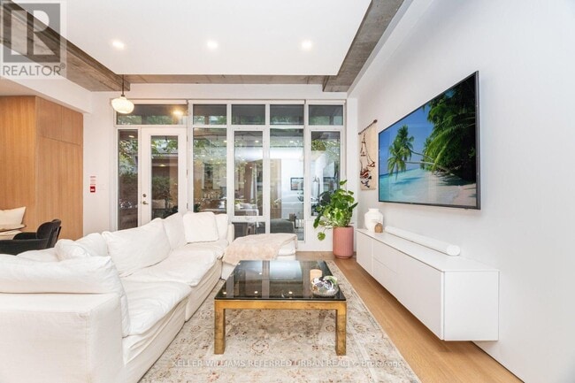 Building Photo - 20 Stewart St