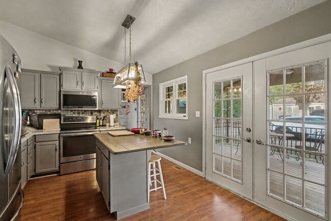 Building Photo - 4 bedrooms with 2 ensuites-close to shopping.