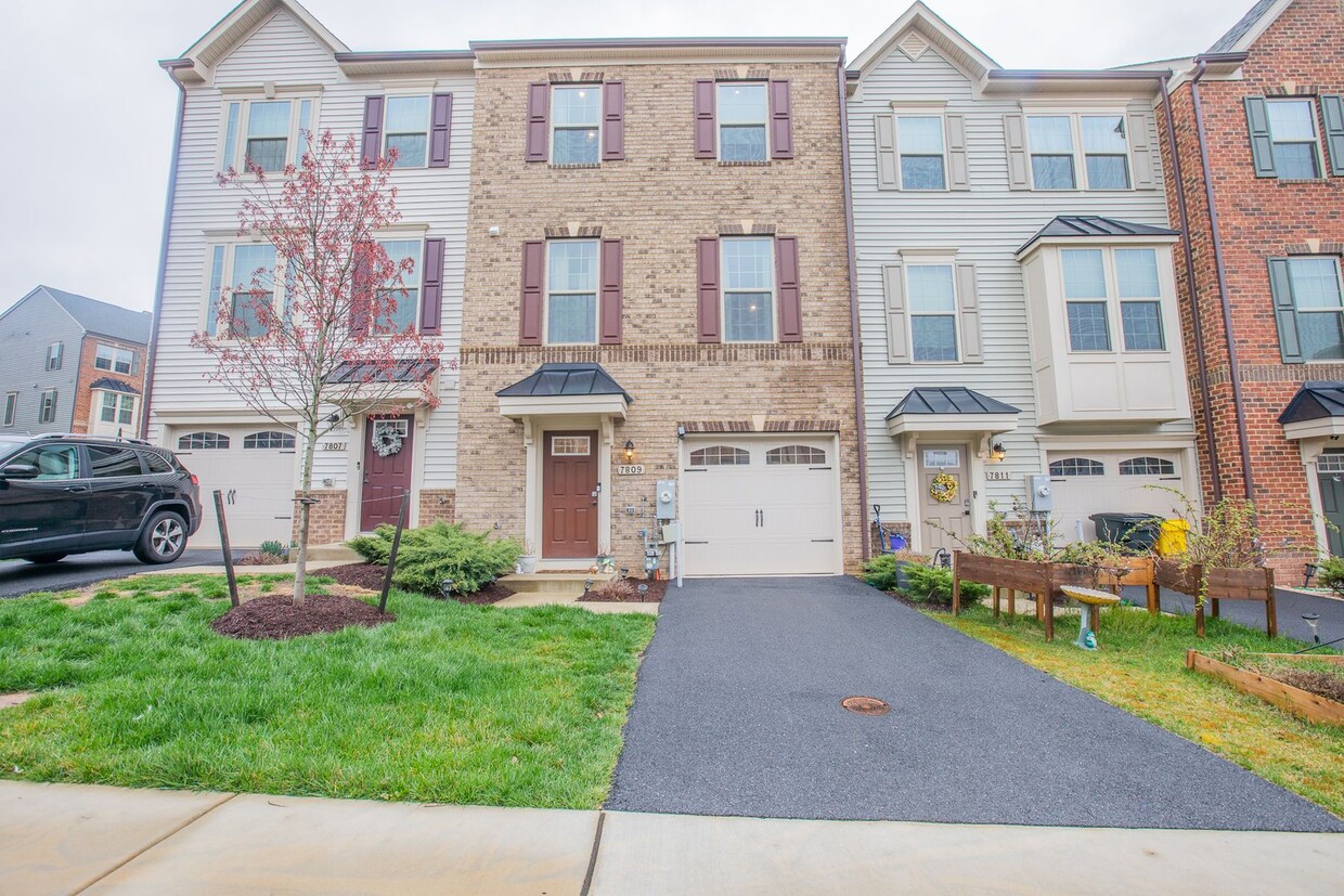 Primary Photo - Exciting 3 BR/2.5 BA Townhome in Hanover!