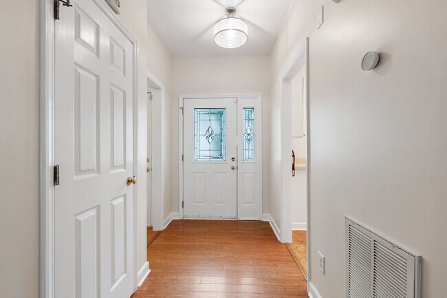 Building Photo - Lovely 3 bedroom townhome in fantastic Ral...