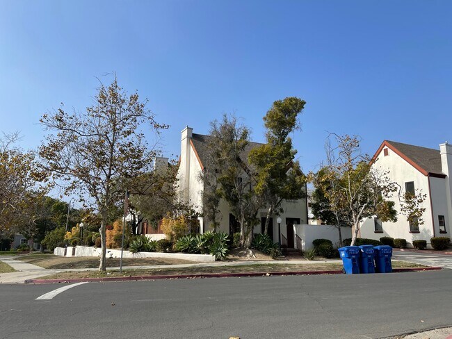 Foto del edificio - 733 Keniston Ave