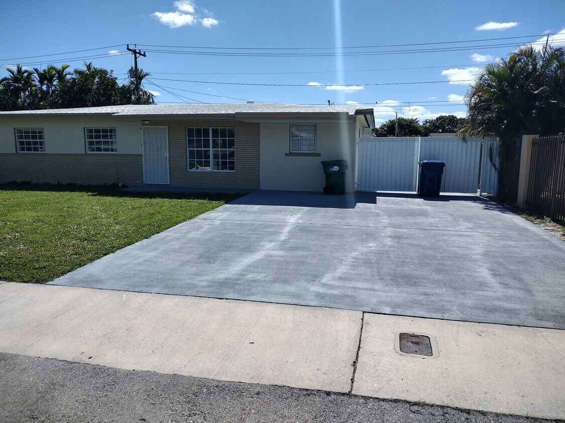Primary Photo - 5460 NW 181st Terrace