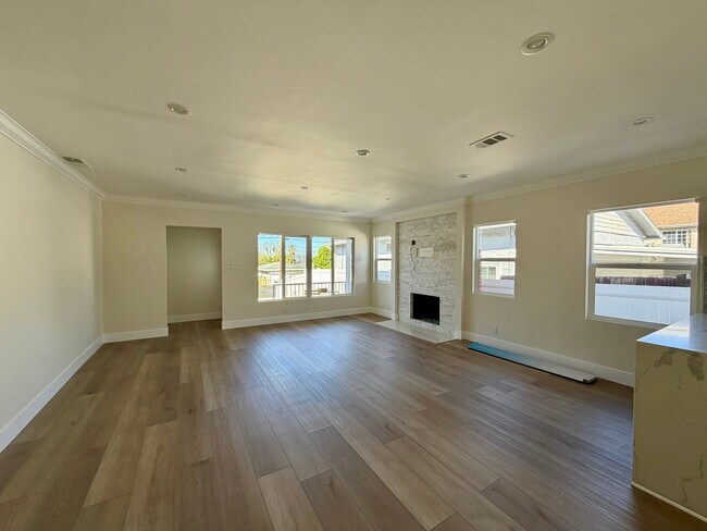 Building Photo - 10622 McVine Ave