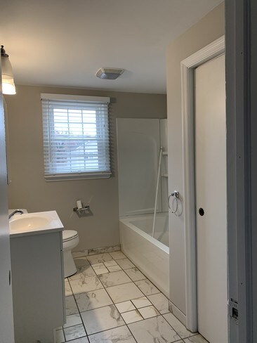 Baño - 1310 W Kings Hwy