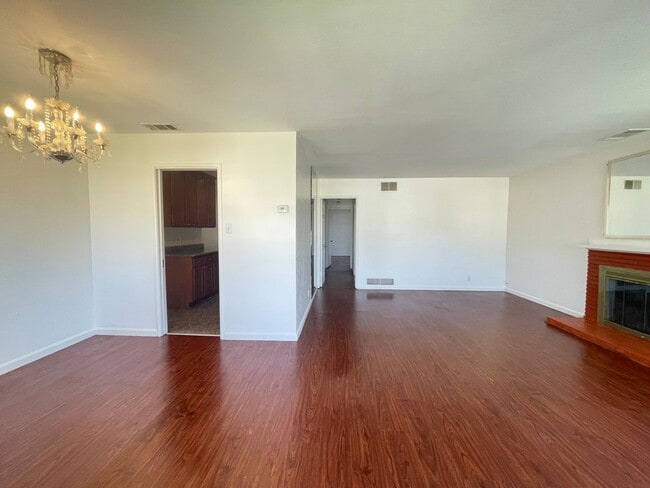 Building Photo - Beautiful & Spacious 4 Bedroom / 2 Bathroo...