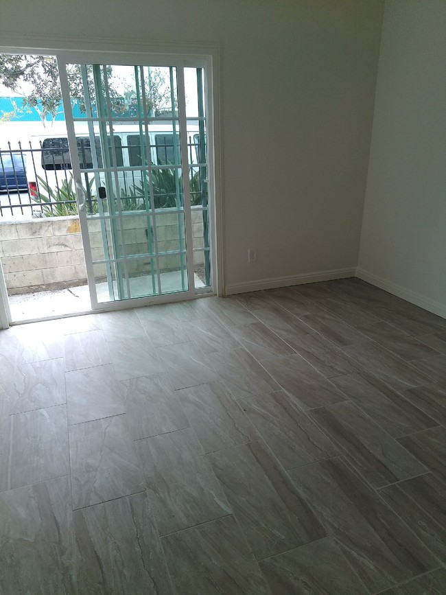 Típico apartamento en planta baja con patio - 7002 Linda Vista Rd