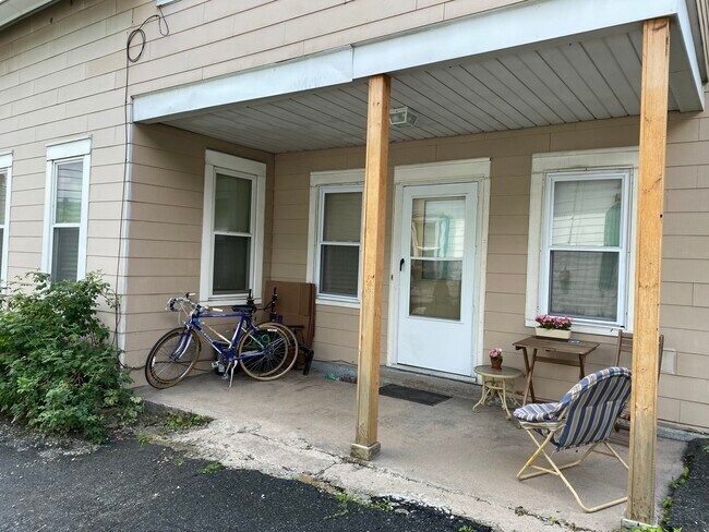 Private Entry and Porch - 36 Mechanic Street