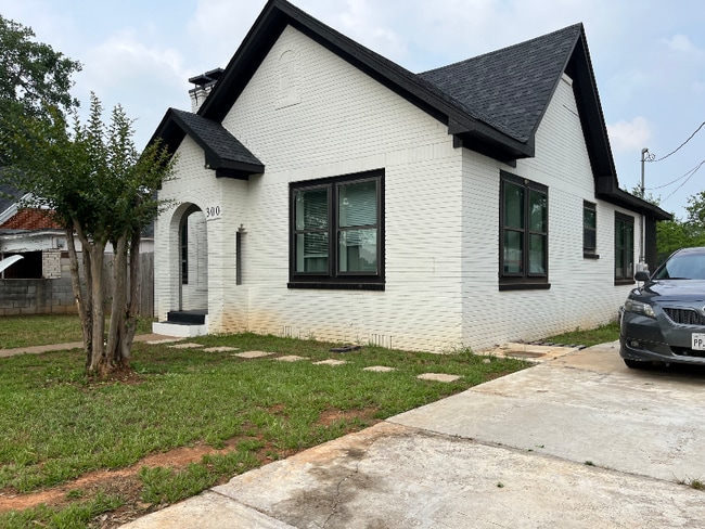 Building Photo - 300 S Saunders Ave