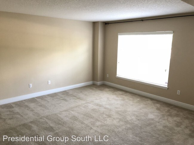 Building Photo - 215 Maplebrook Dr