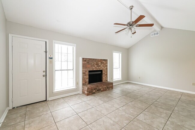 Foto del edificio - 2694 Lakeside Dr