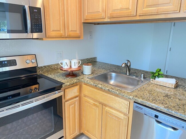 Building Photo - Advent - Bright & Spacious Three Bedroom H...