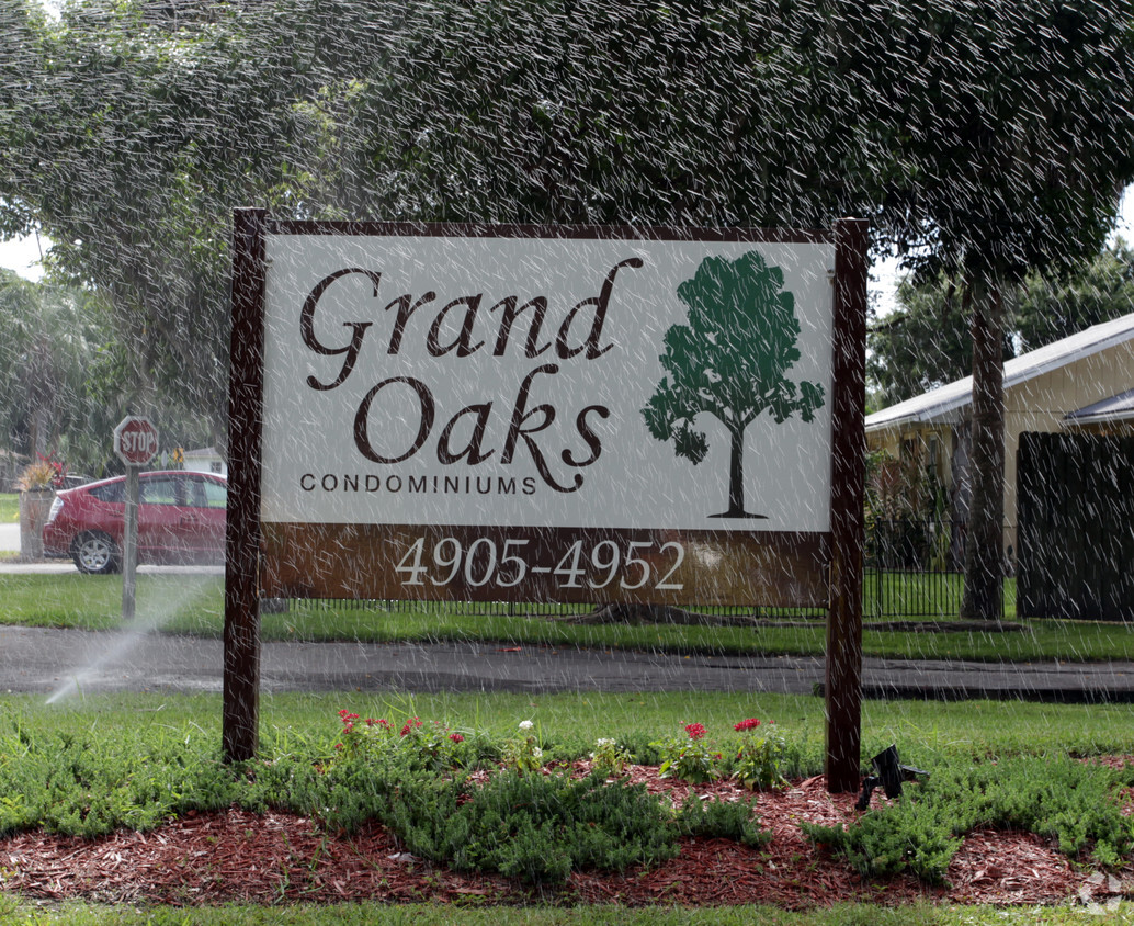 Foto del edificio - Grand Oaks Condominiums