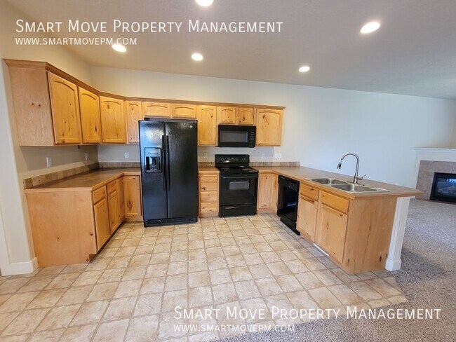 Building Photo - Spacious Three Bedroom Close to Shopping