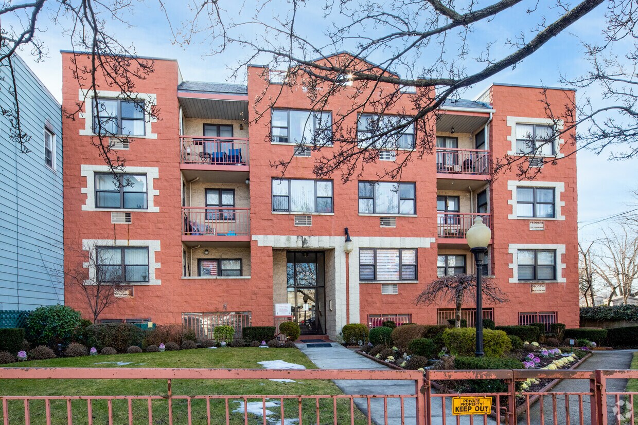 Foto del edificio - 5324 Metropolitan Ave