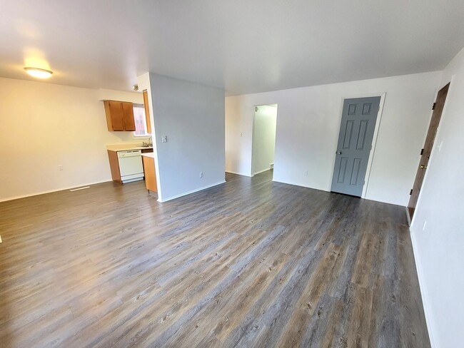 Foto del edificio - 2-bedroom, 1-bath apartment with laundry