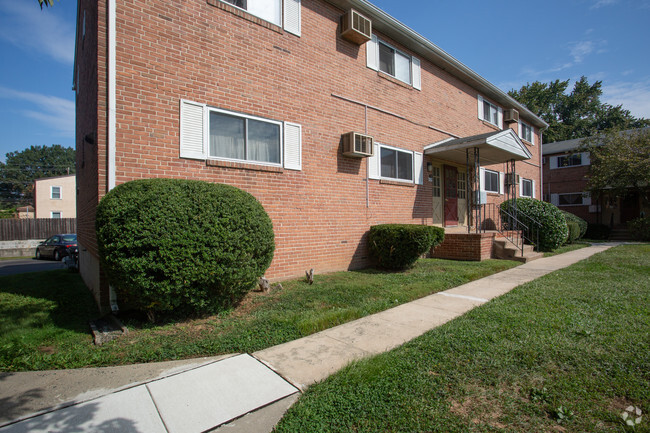 Building Exterior - Powhattan Village Apartments