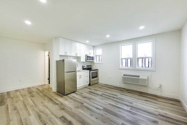 Building Photo - Beautifully Renovated Studio Apartment!