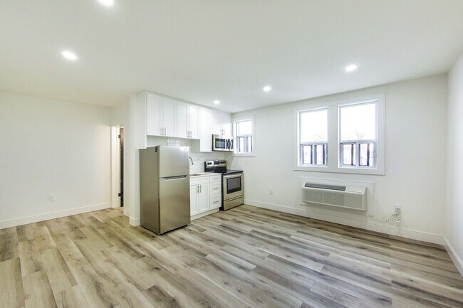 Photo du bâtiment - Beautifully Renovated Studio Apartment!