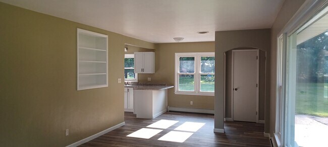 Building Photo - Lovely brick ranch in Millersburg!