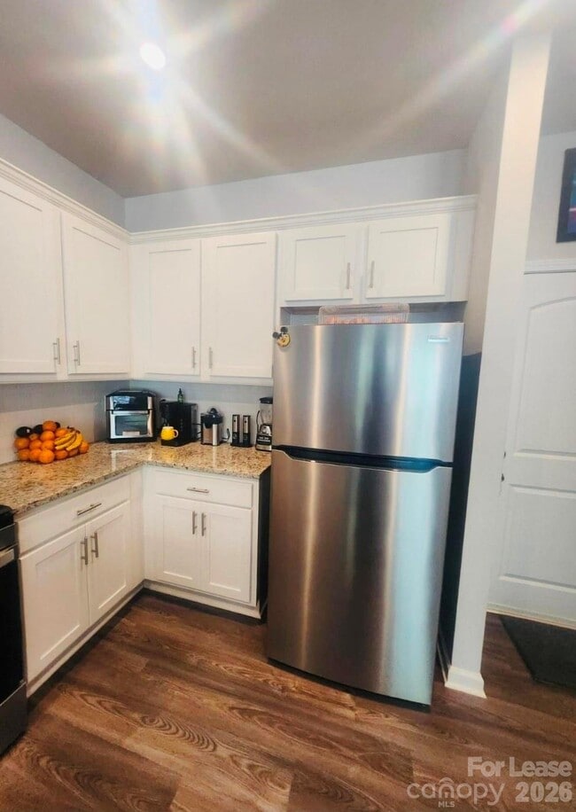 Foto del edificio - 5240 Kinsbridge Dr