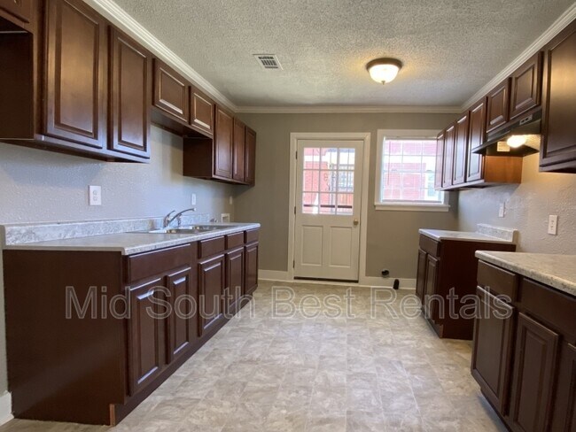 Foto del edificio - 1330 Chadwick Cir