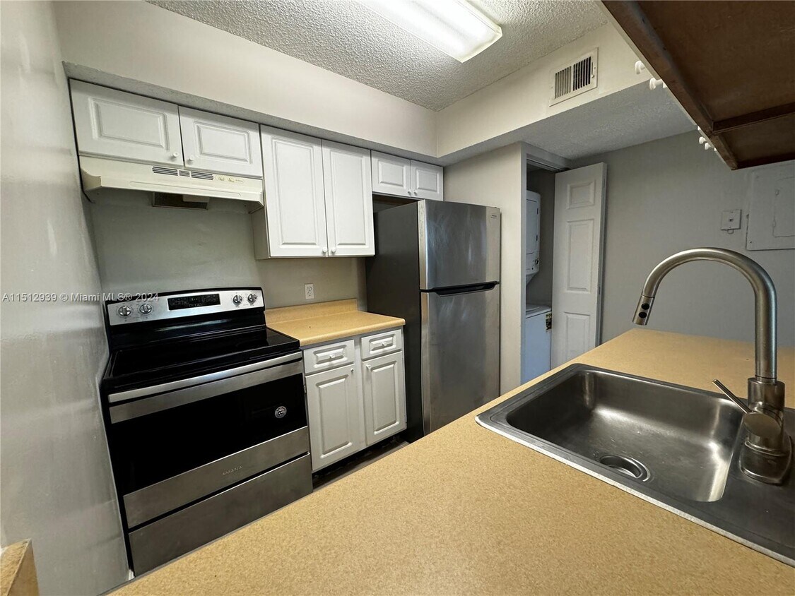 Foto principal - 5760 Rock Island Rd