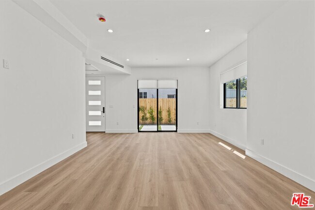 Foto del edificio - 5841 Kester Ave