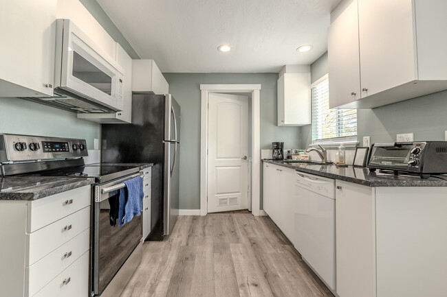 Full Kitchen - 3597 W Alpine St
