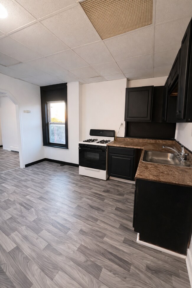 Building Photo - 32 Douw St