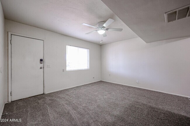 Foto del edificio - 8841 N 6th St