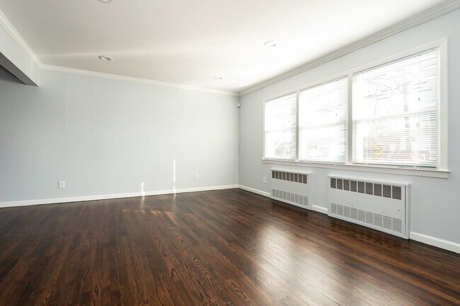 Foto del edificio - 204 New Hyde Park Rd