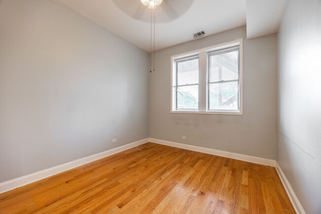 Foto del edificio - 2124 N Milwaukee Ave